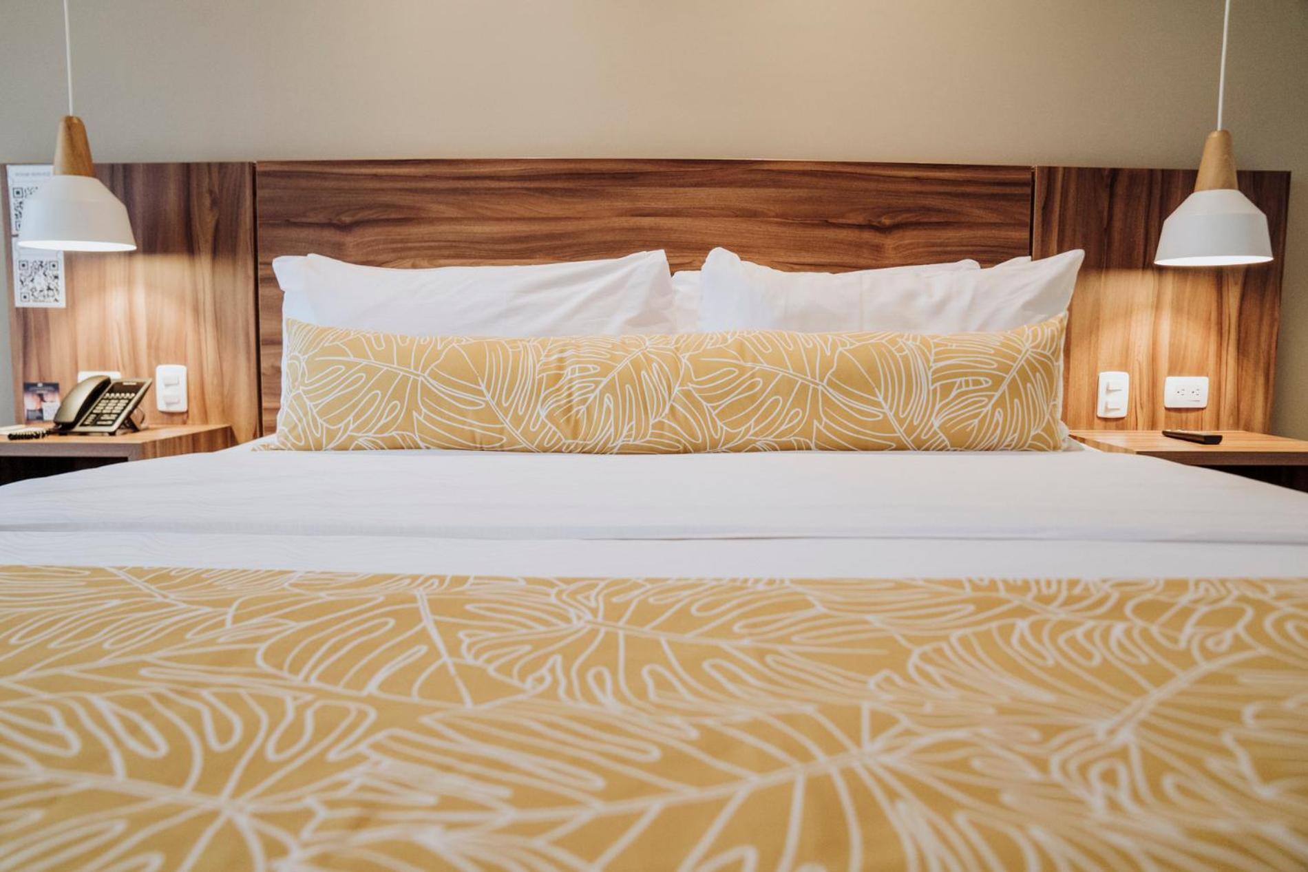 Novotel Medellin El Tesoro Ngoại thất bức ảnh A bed with a headboard