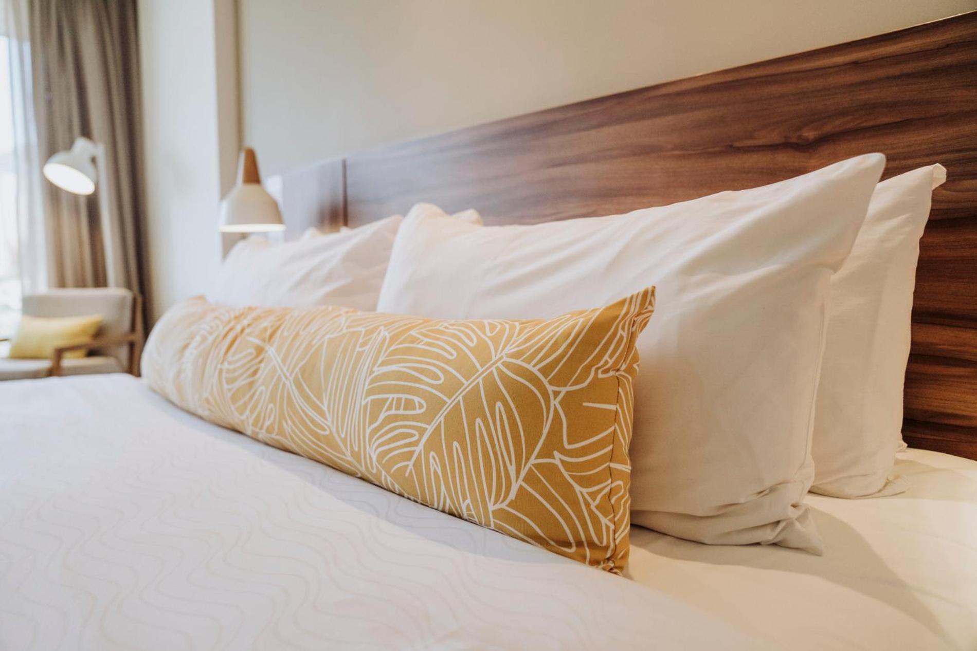 Novotel Medellin El Tesoro Ngoại thất bức ảnh A body pillow on a bed