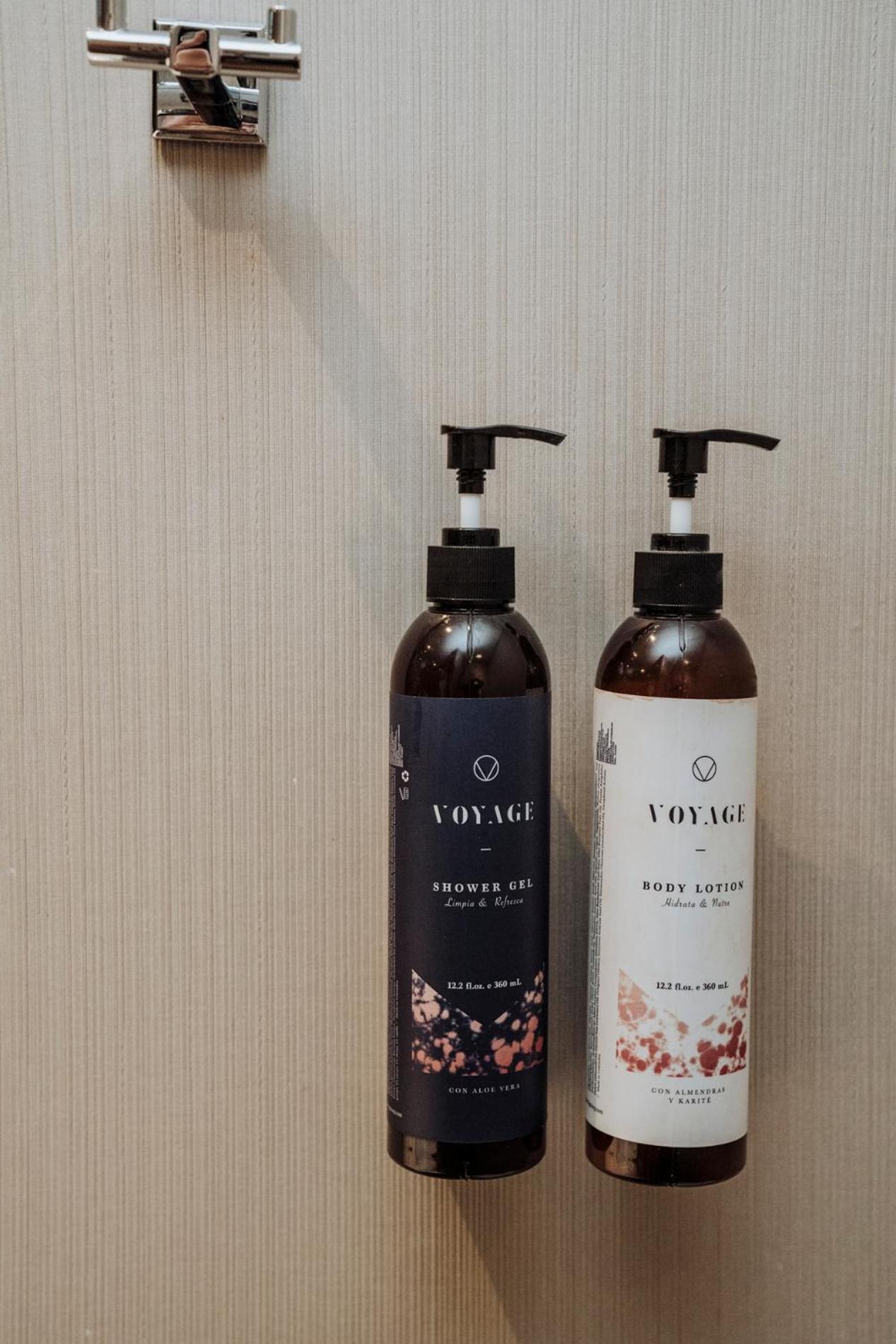 Novotel Medellin El Tesoro Ngoại thất bức ảnh Shower gel and body lotion