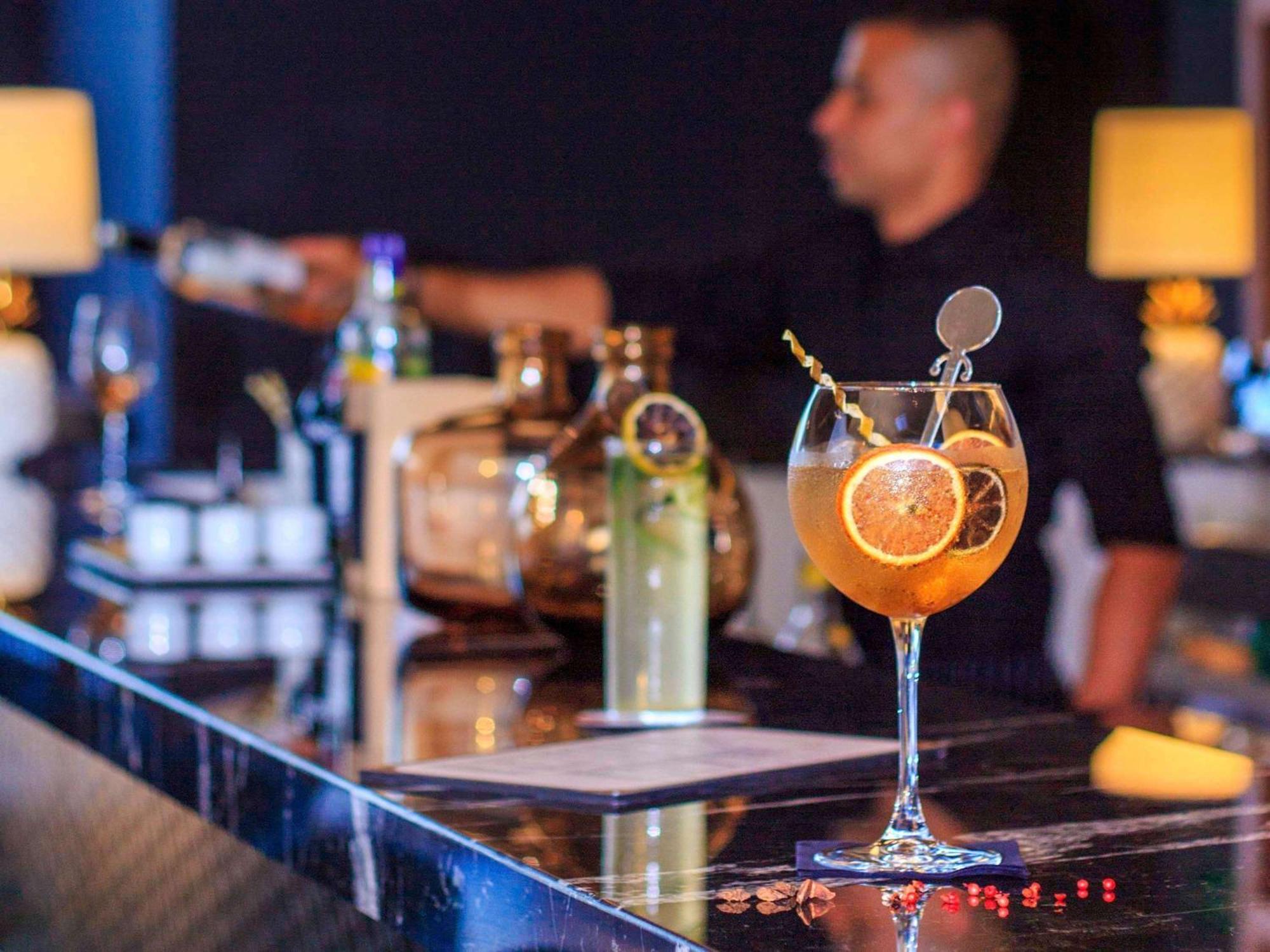 Novotel Medellin El Tesoro Ngoại thất bức ảnh A bartender at work